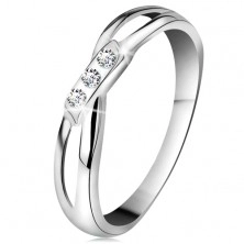 14K gold ring - three round diamonds in clear colour, split shoulders, white gold