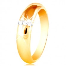 14K yellow gold wedding band with rounded surface and vertical zircon line