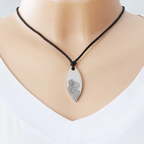 https://jewellery-eshop.eu/31970-49636/black-string-necklace-with-a-steel-pendant-big-shiny-grain.webp
