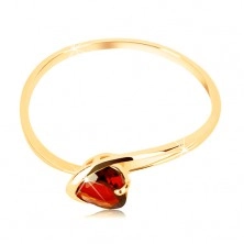 Ring made of yellow 9K gold - red garnet heart, asymmetrical shoulders