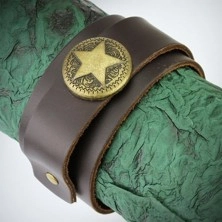 Brown leather bracelet - military star